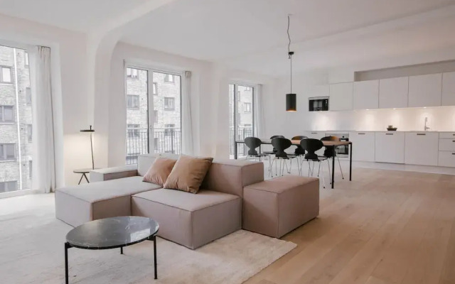 Stunning 2-bed w Large Balcony