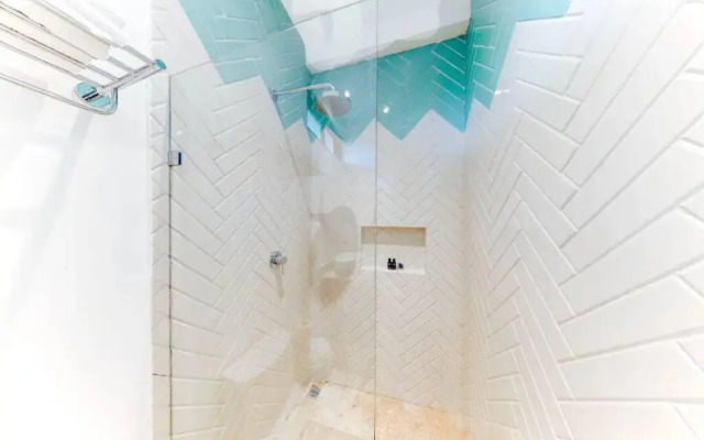 103 Amena Stylish 1BR APT 5min to the BEACH (GYM)