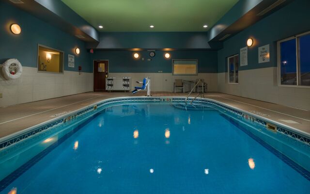 Holiday Inn Express & Suites Lawrence by IHG