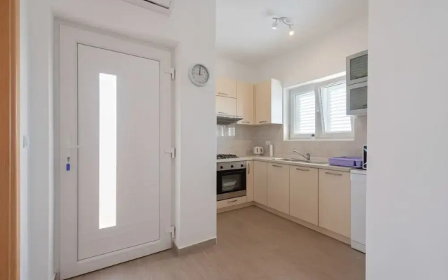 Simplistic Apartment in Neviđane near Sea Beach