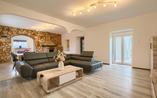 Awesome Home in Jadreski With 4 Bedrooms and Wifi