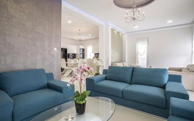 Beautiful Home in Stobrec With Jacuzzi, Wifi and 8 Bedrooms
