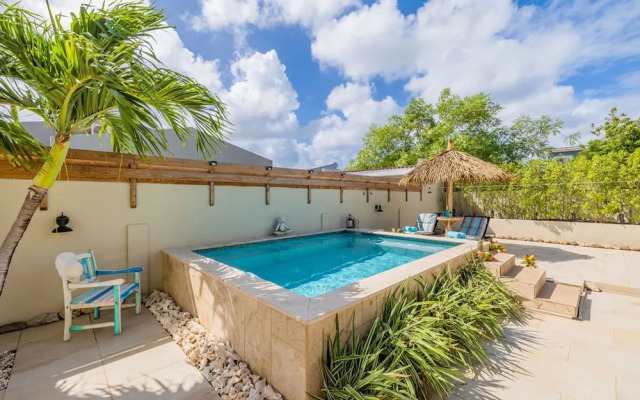 3BR 2BA Near Eagle Beach w Private Pool