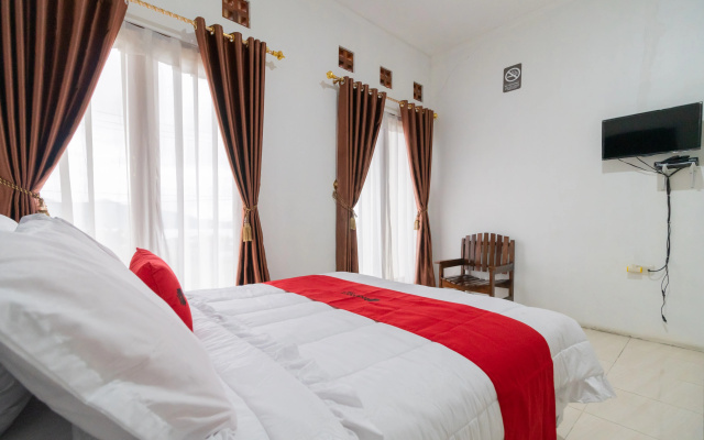 RedDoorz Syariah near Danau Kembar Solok