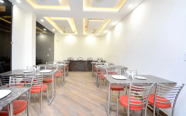 OYO 27061 Hotel Magnum