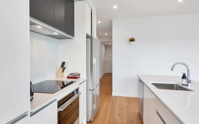 Takapuna Contemporary 2BR with Carpark