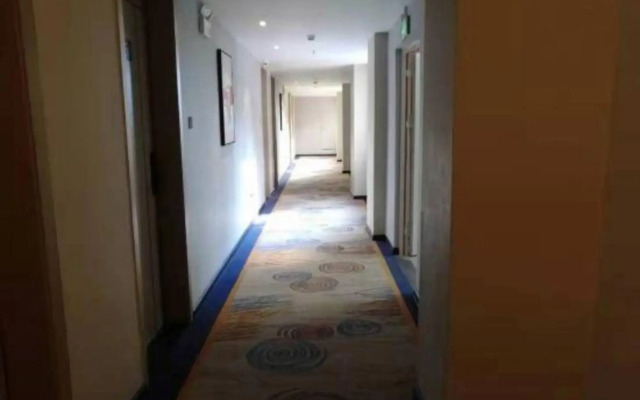 Yicheng Hotel (Maoming China First Beach)