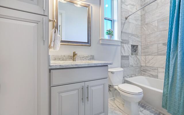 Stunning Modern and Fully-Upgraded 5 BR with Pool