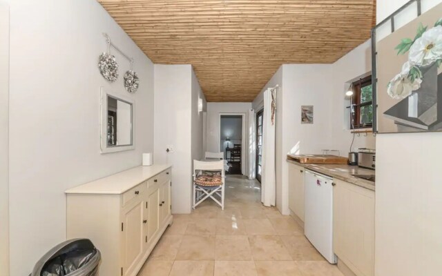 Tropical 1BD Hideaway Near Queens Beach, Fresnaye!