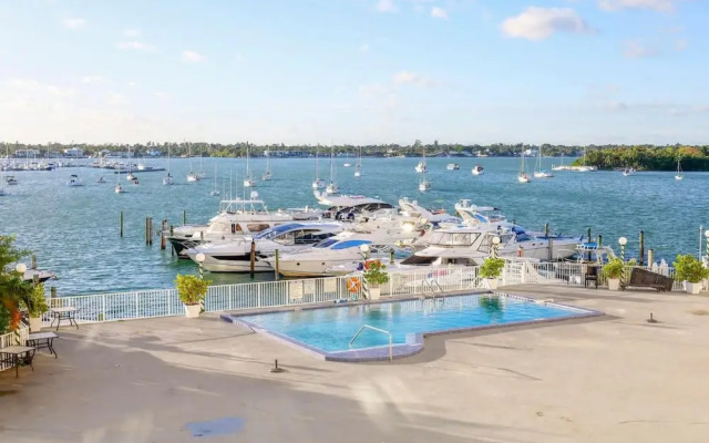 Bayshore Bliss- Cozy Space Pool Views