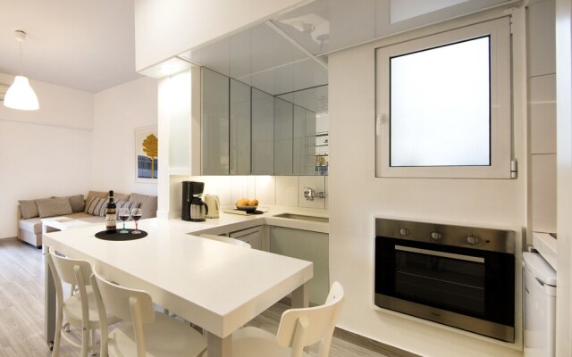 Artistic Apartment in the Middle of Everything by Villarentalsgr