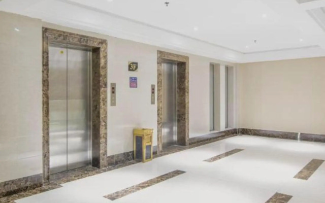 Guangzhou Dongyi Business Hotel (Changyi Subway Station)
