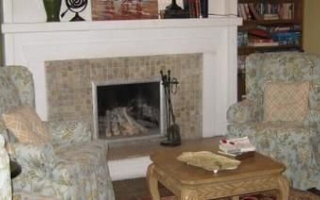 Foxglove Inn & Gardens