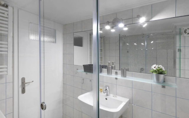 Modern Studio opposite the Areios Pagos court.