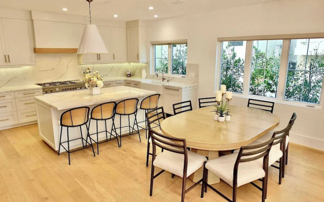 Beach Paradise Stunning 3-story in Long Beach!