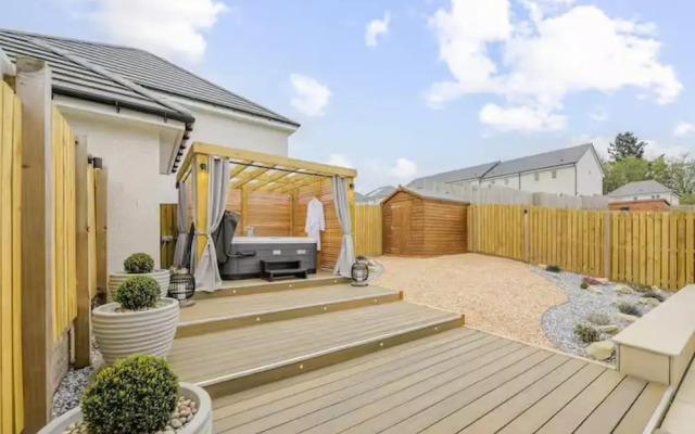 Stylish House in Perth-hot Tub-garden-sleeps 6