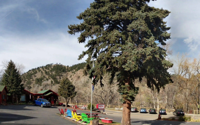 Foot of the Mountain Motel