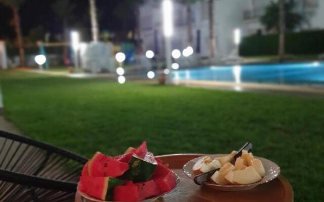 Apparemment de luxe vue piscine