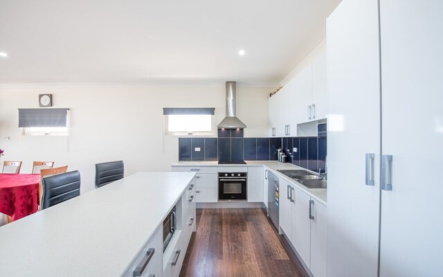 The Oasis - 6 Turnberry Drive, Links Lady Bay