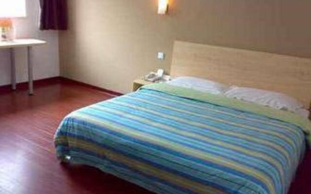 Huayi Hotel (Chongqing Shiqiaopu Metro Station)