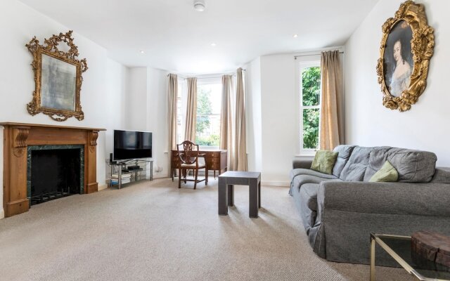 Traditional Chelsea Maisonette With 2 Bedrooms and Wonderful Views of the River