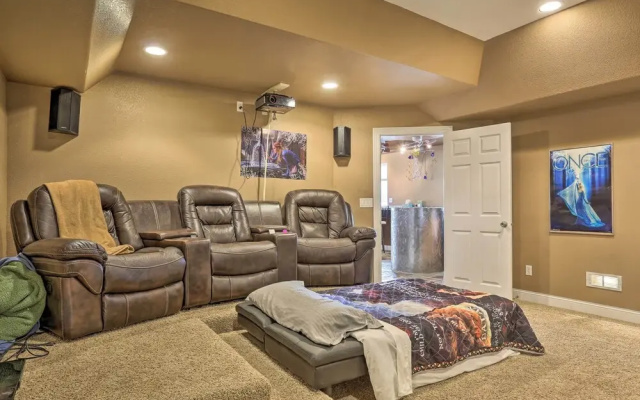 Black Hawk Lower-level Unit With Game Area!