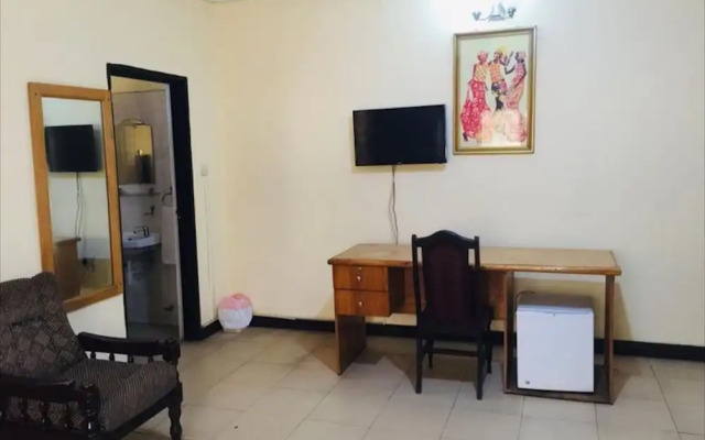 Room in B&B - Double Room With Balcony in the Heart of Accra