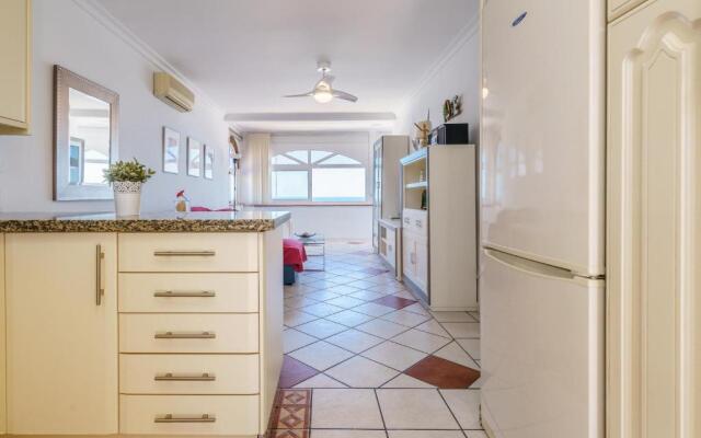 16 House in front of the sea