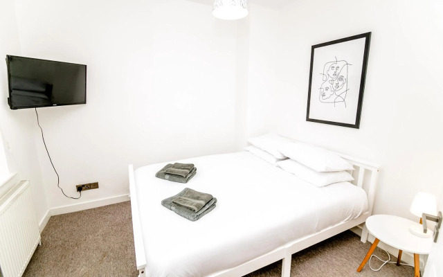 New City House, Great Location - With Parking