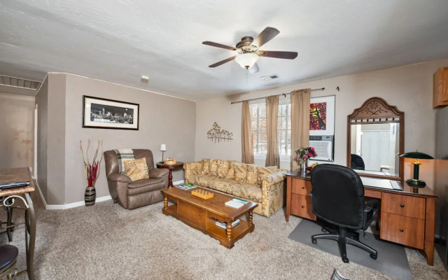 New Listing! Top-floor Gem W/ Outdoor Fireplace 4 Bedroom Duplex - фото 2