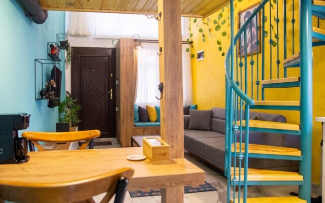 Central and Colorful Studio Flat in Alsancak