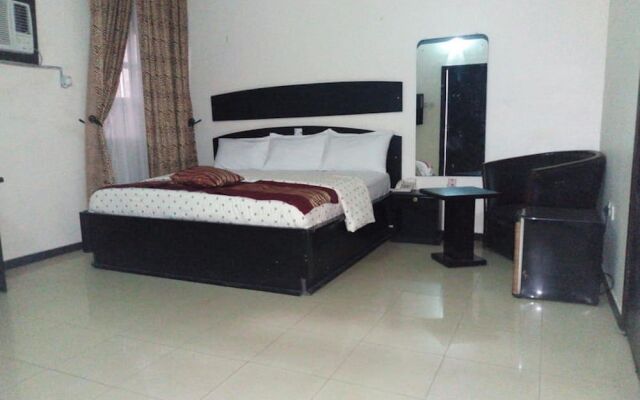 Roneks Royal Hotel & Suites