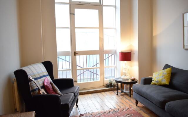 Bright 2 Bedroom Apartment With Canal Views