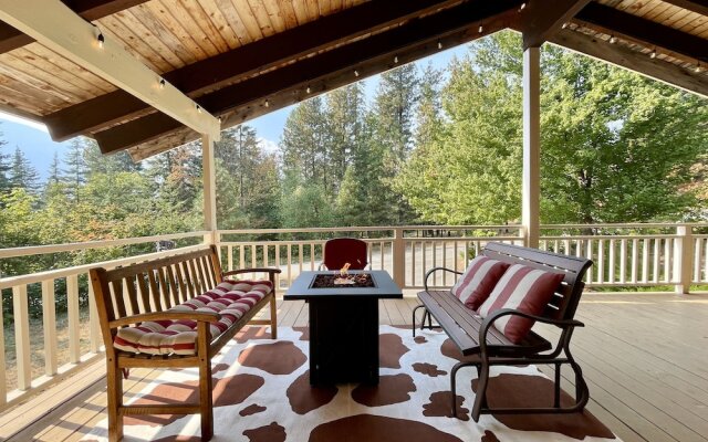 Maple Leaf Lodge 3 Bedroom Home by NW Comfy Cabins by RedAwning