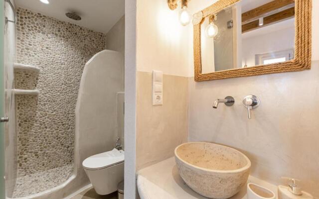 White Luxurious Apartment I