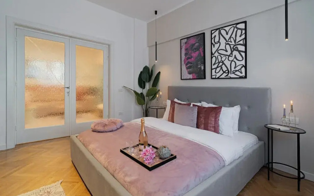 Vibrant & Spacious 3BR Condos on Amzei
