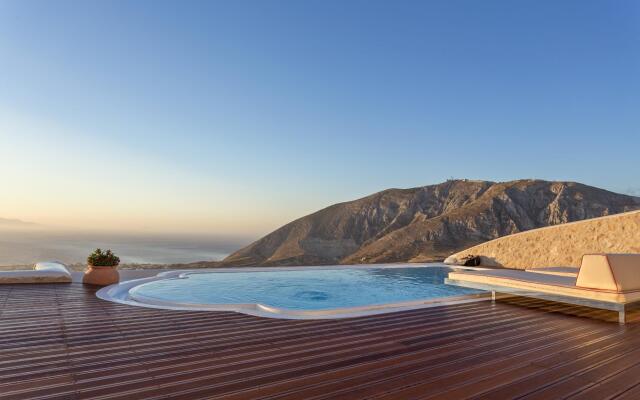 Luxury Villa in Santorini!