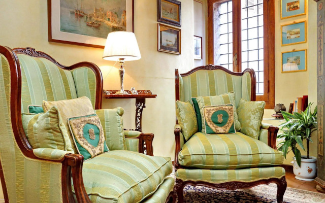 Town House - Treasurerome Collection