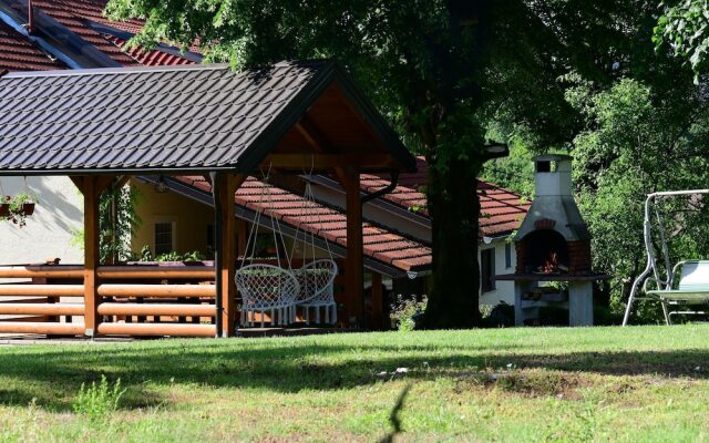 Boutique Apartment in Selište Drežnićko with Garden