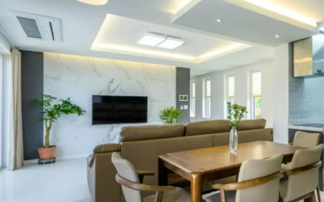 Chandelier Pension