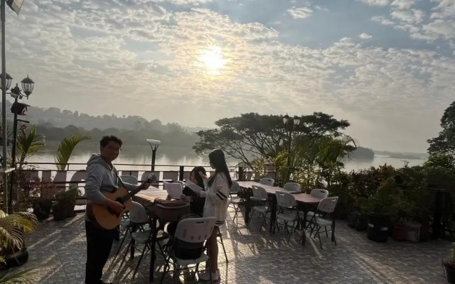 Day Waterfront Hotel. (SHA Extra Plus)