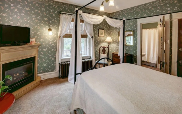 Olde Square Inn Bed and Breakfast