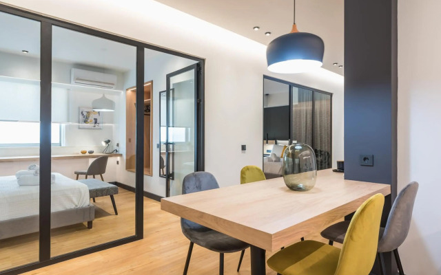 Brand New Ermou Veni Apartment