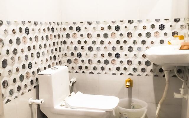 Roomshala 021 Hotel Joyous Inn