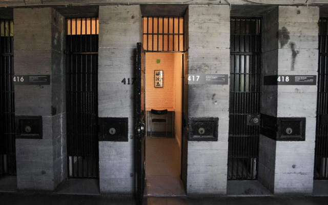 Saintlo Ottawa Jail Hostel