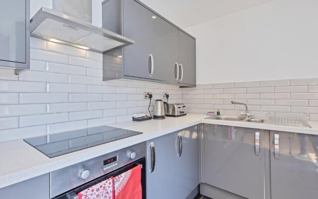 Urban Heights - two Bedroom two Bathroom Loft Style Apartment - Fast Wifi