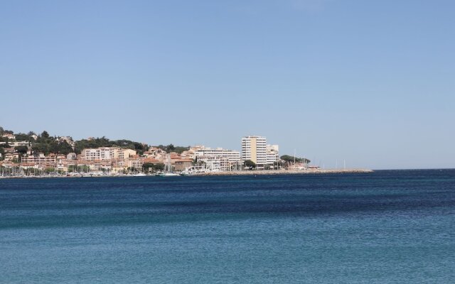 Spacious Villa at Saint-raphael With Jacuzzi