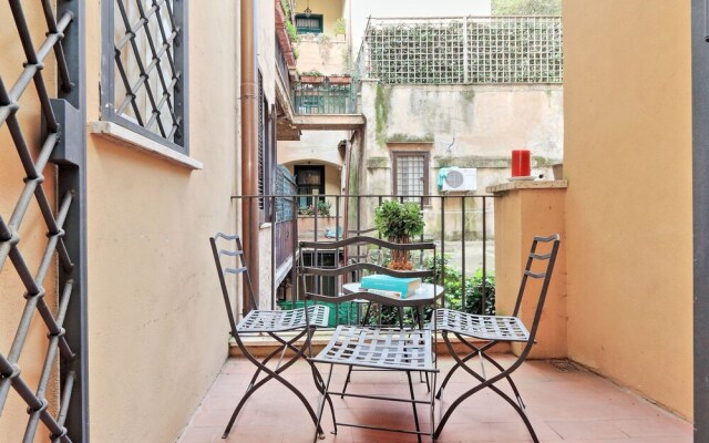 Charme Monti Small Terrace