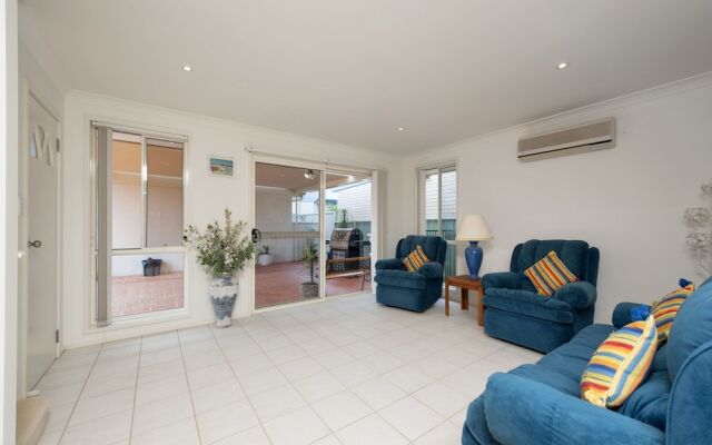 White Waves, 7B Achilles Street