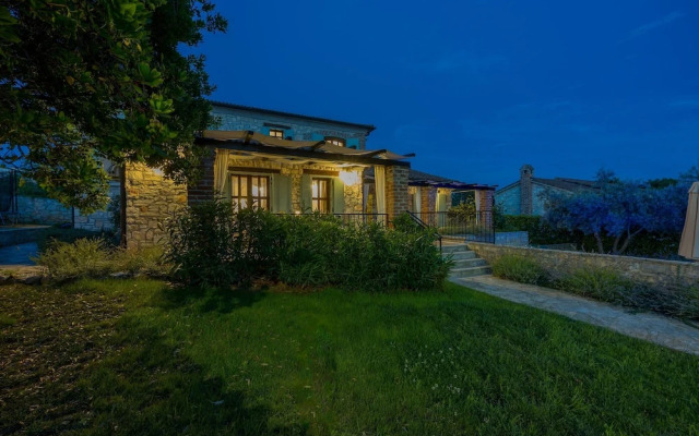 Vila Aryana With Pool